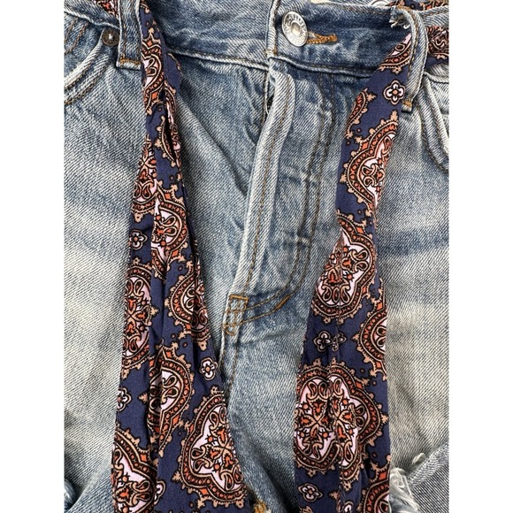 We the Free People Scarf Belt Button Fly Jean Shorts 26 Light Fringe Fray Cuffed - Picture 12 of 13